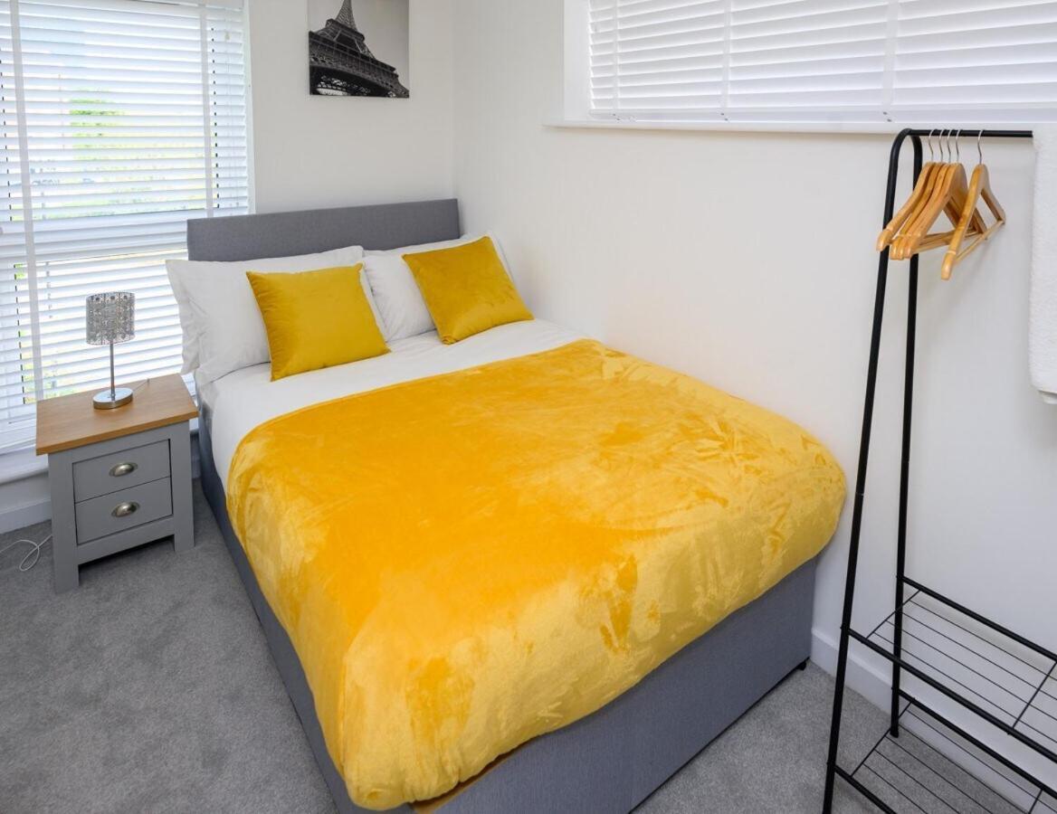 Luxury 5 Bedroom House With Parking Чатем Номер фото